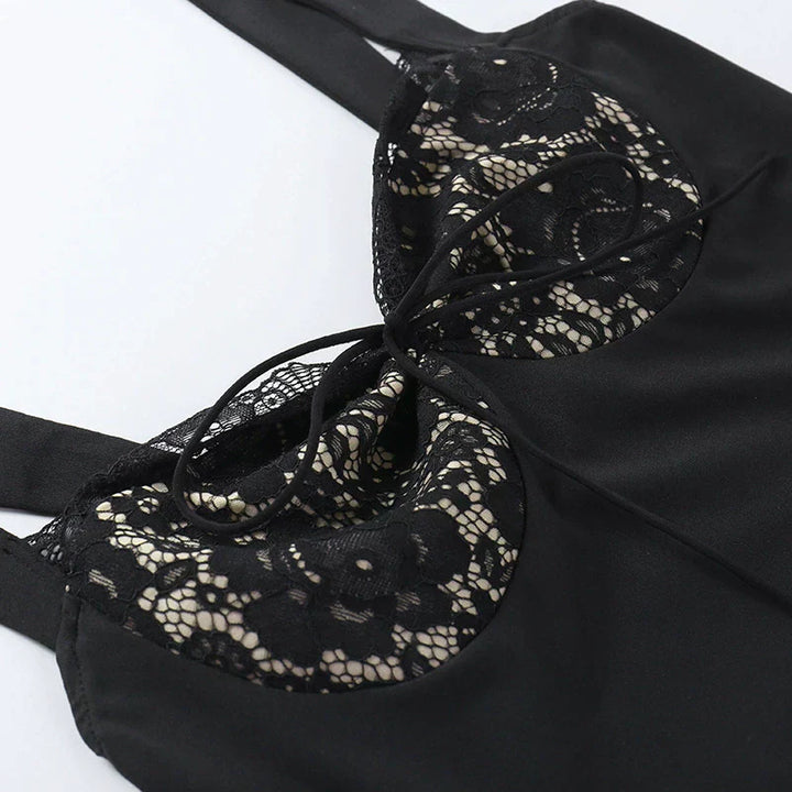 https://cdn.shopify.com/s/files/1/0768/1006/0099/files/CALORA_A-Line-Lace-Mini-Jurk-met-Gevoerde-Breed-Strap-en-Kant-5.webp?v=1744483846