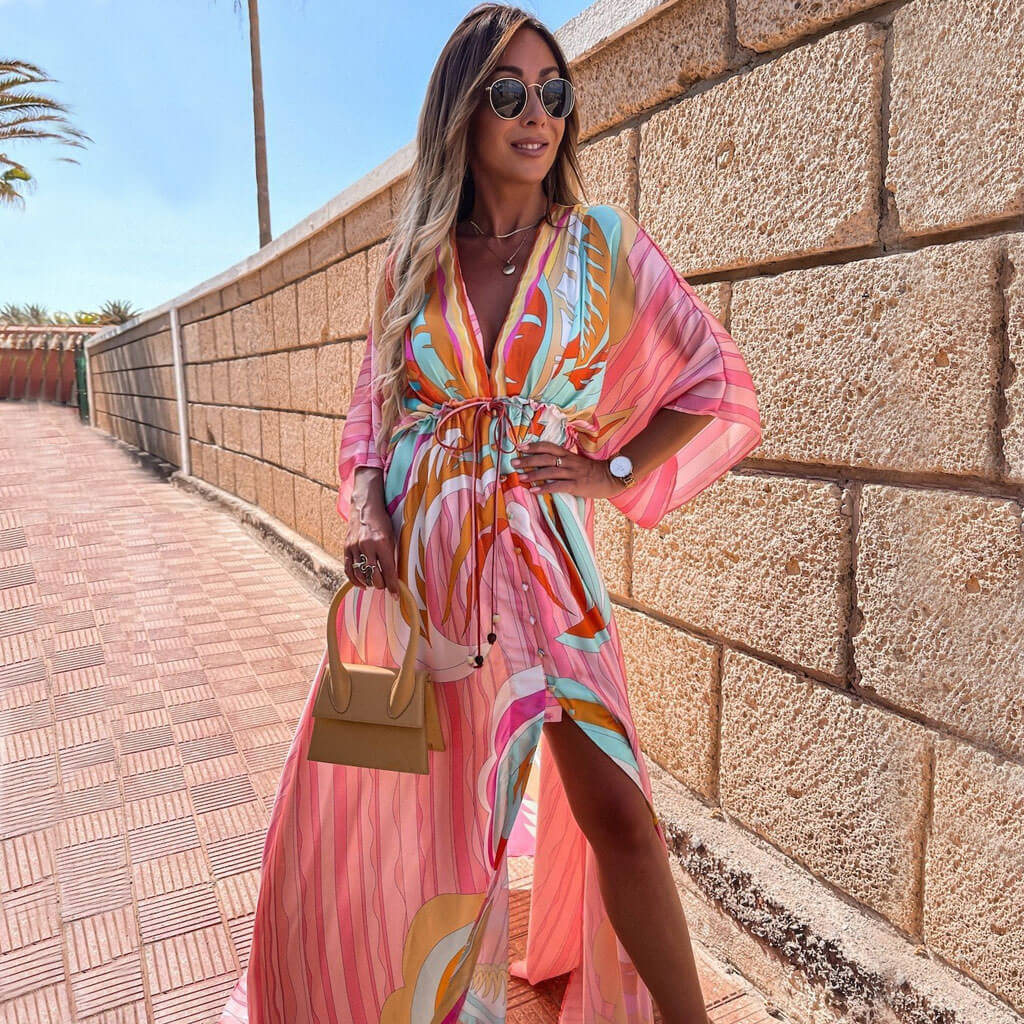 https://cdn.shopify.com/s/files/1/0768/1006/0099/files/CALORA_Abstract-Print-Maxi-Jurk-met-Ceintuur-en-V-Hals-in-Roze-4.jpg?v=1753729054