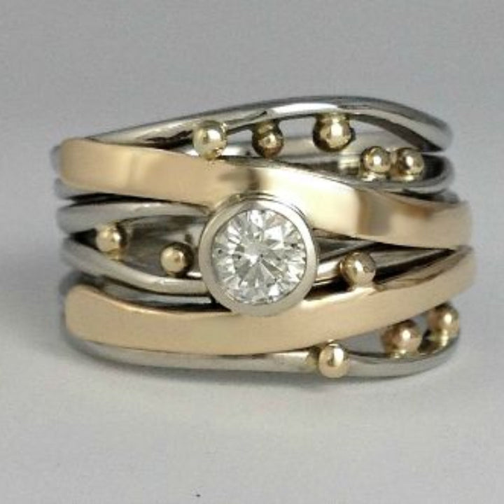Elegante gouden ring met zirkonia en verfijnd interieur