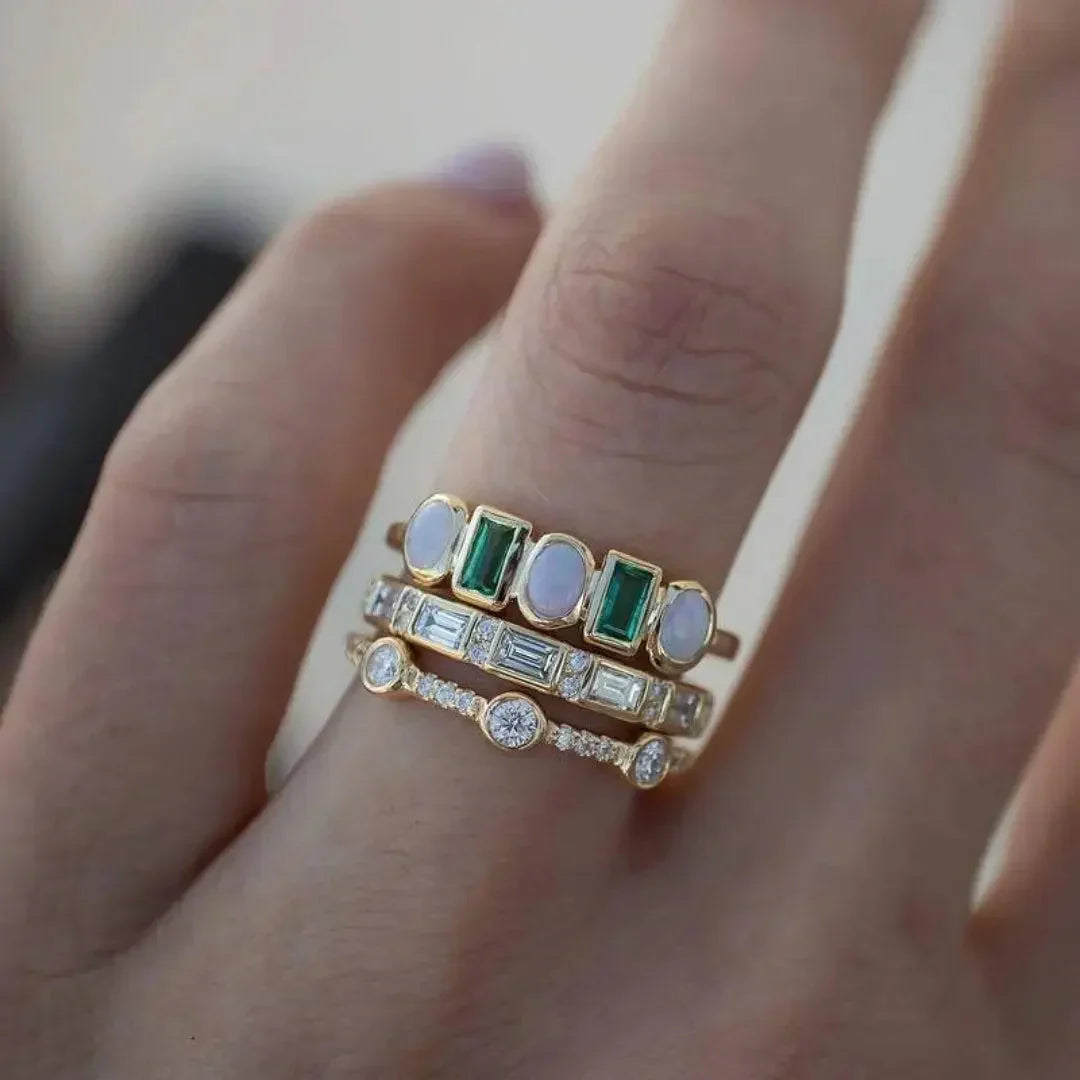 Elegante zilveren ring met witte en groene opaal