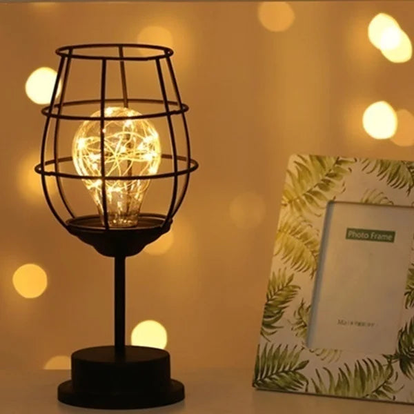 Retro accentlamp met open structuur voor in huis