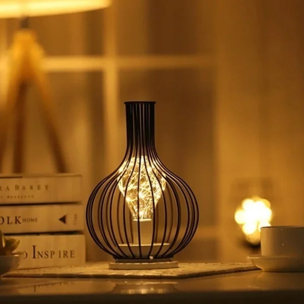 Retro accentlamp met open structuur voor in huis