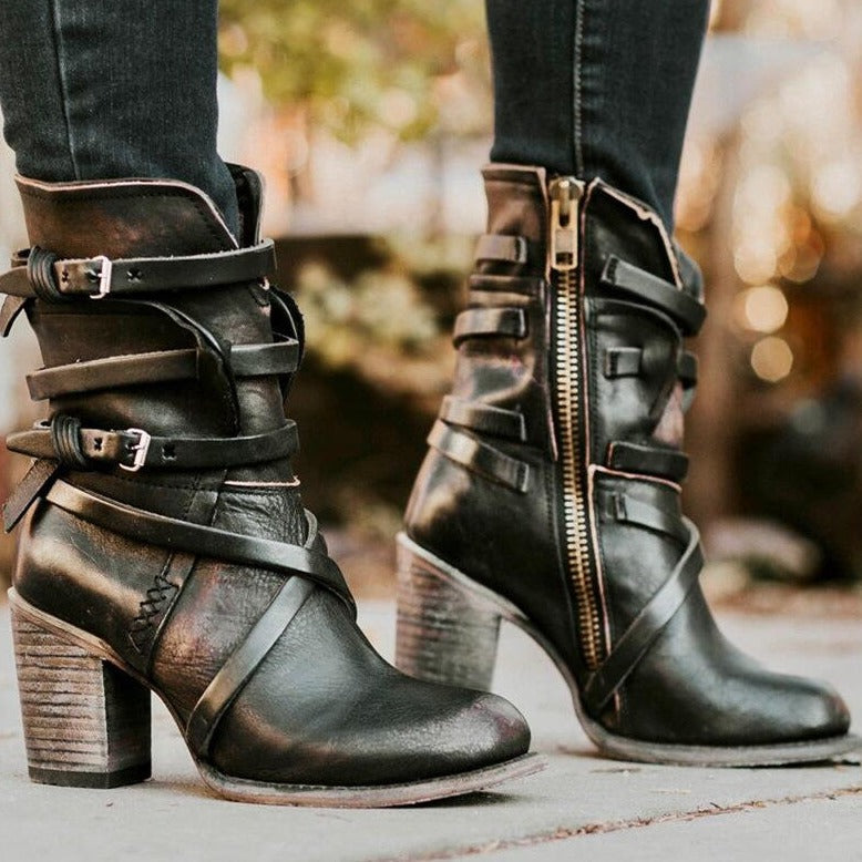 Zwarte leren dameslaarzen met hoge hak, gespen en rits, perfect voor herfstmode. Stijlvolle enkellaarzen voor casual en chique outfits.