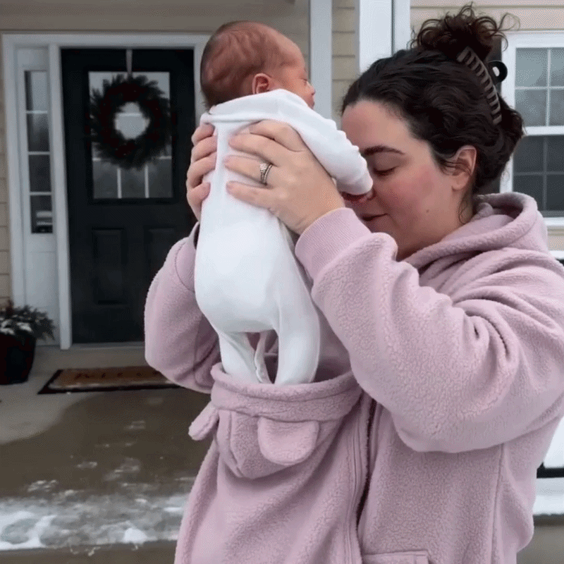Knusse fleece hoodie om een baby in te dragen met voorvak
