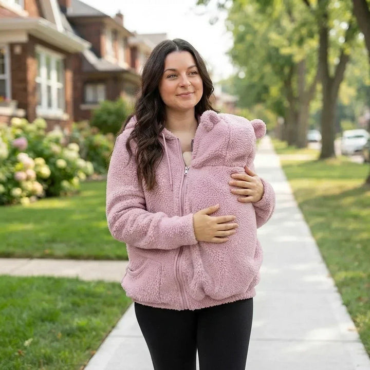 Knusse fleece hoodie om een baby in te dragen met voorvak