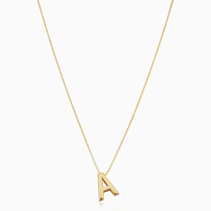 Verfijnde witgouden ketting met initiaal hanger.