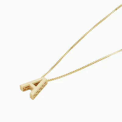 Verfijnde witgouden ketting met initiaal hanger.