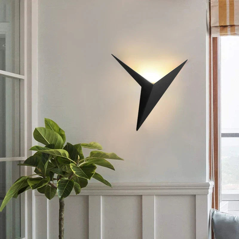 Luxe wandlampen met strak driehoekig ontwerp