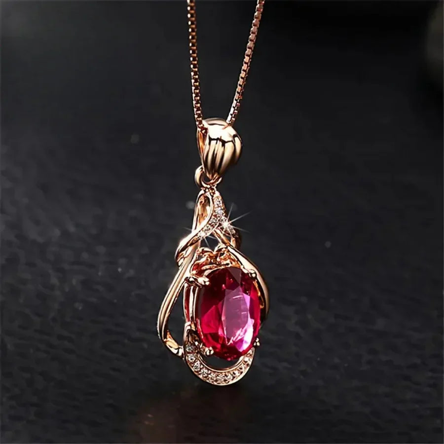 Elegante gouden ketting met rode kristallen accenten