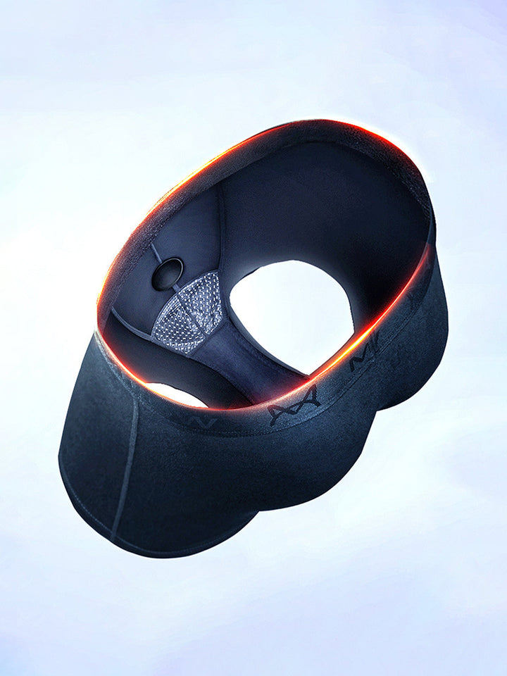 Zwarte, ergonomische VR-headset met oranje accenten, zwevend tegen een lichte achtergrond. Innovatieve technologie, virtual reality, modern design.