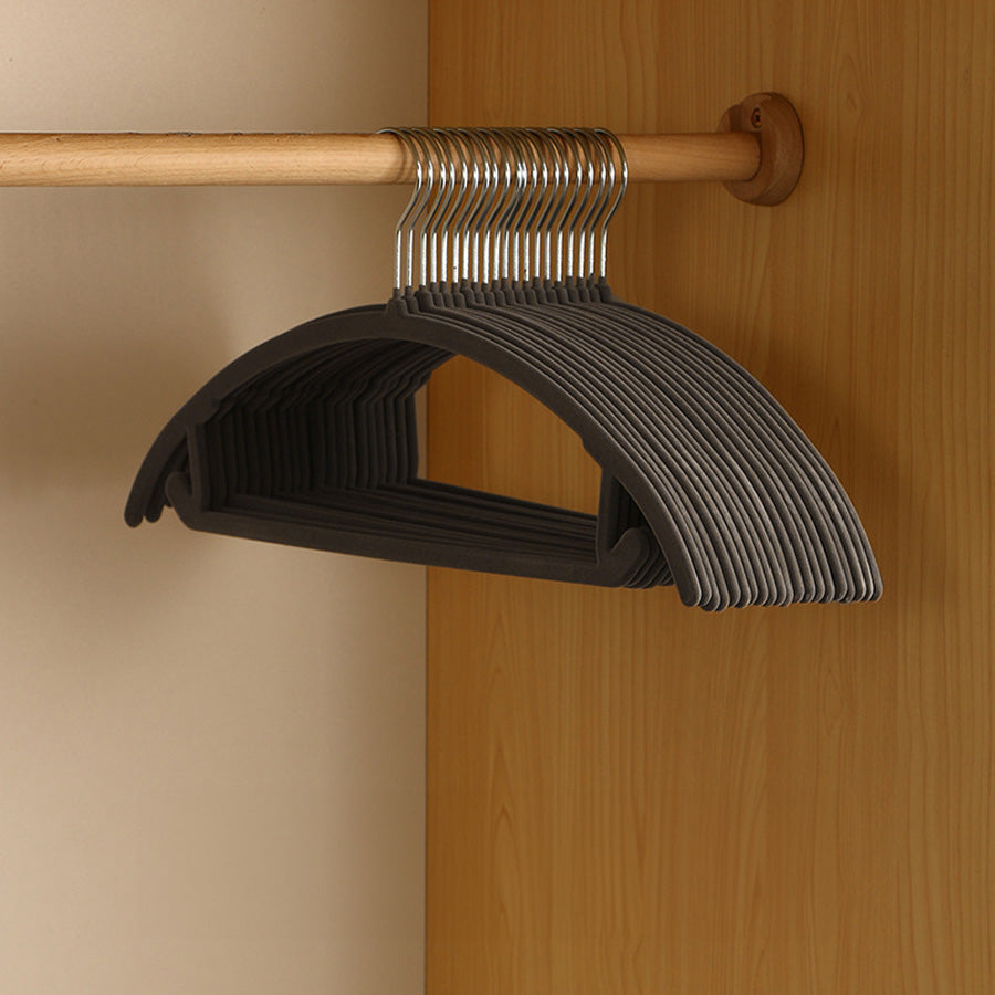 Slanke antislipkledinghangers, ruimtebesparende kastopberging