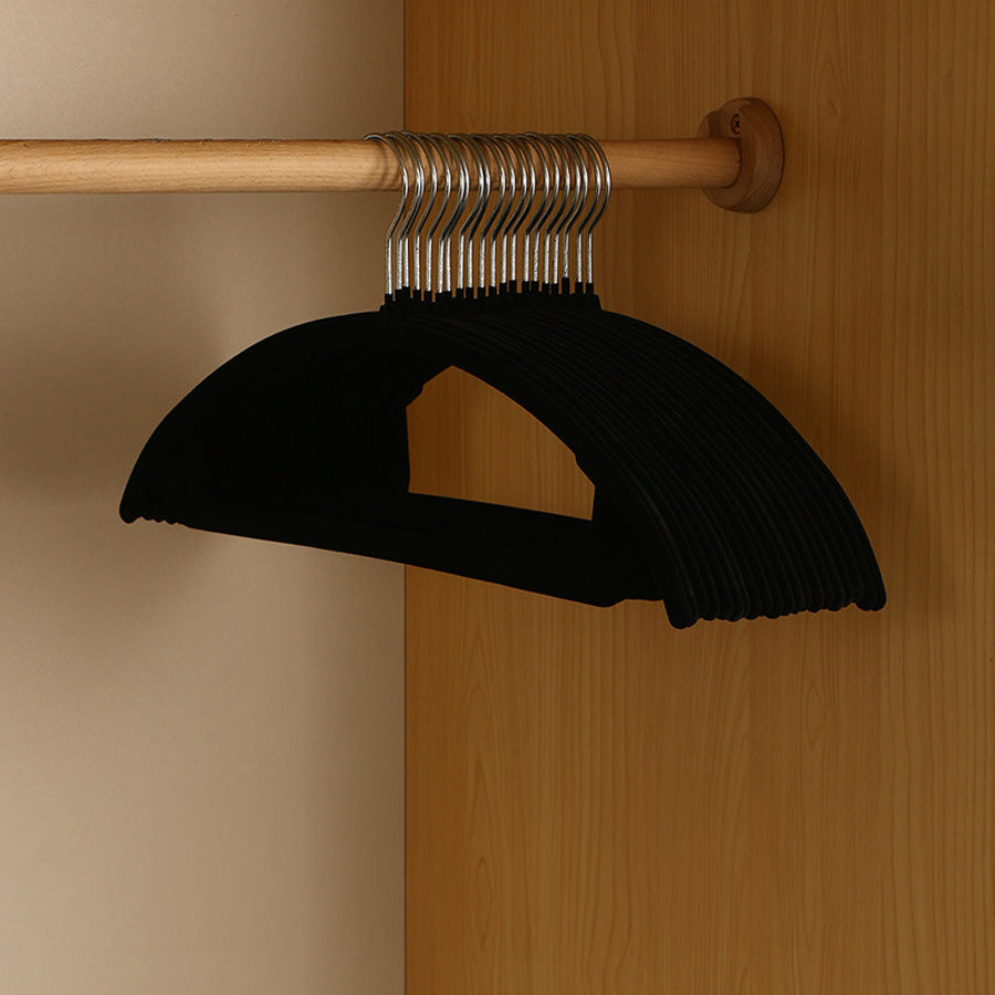 Slanke antislipkledinghangers, ruimtebesparende kastopberging