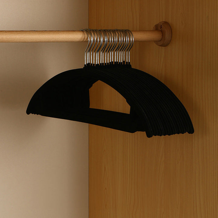 Slanke antislipkledinghangers, ruimtebesparende kastopberging