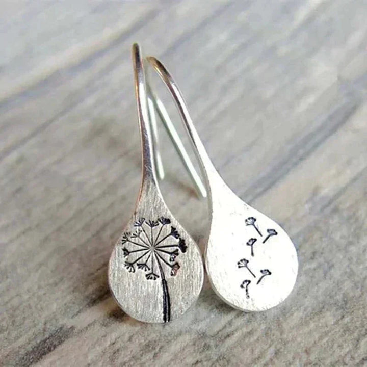 Elegante zilveren oorbellen met bloemmotief