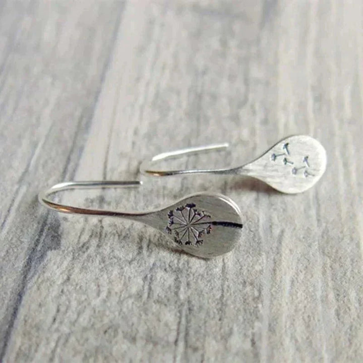 Elegante zilveren oorbellen met bloemmotief