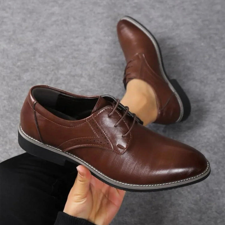 Herenschoenen met gesloten vering, oxford-zakelijke schoenen met brogue-perforatiedetail
