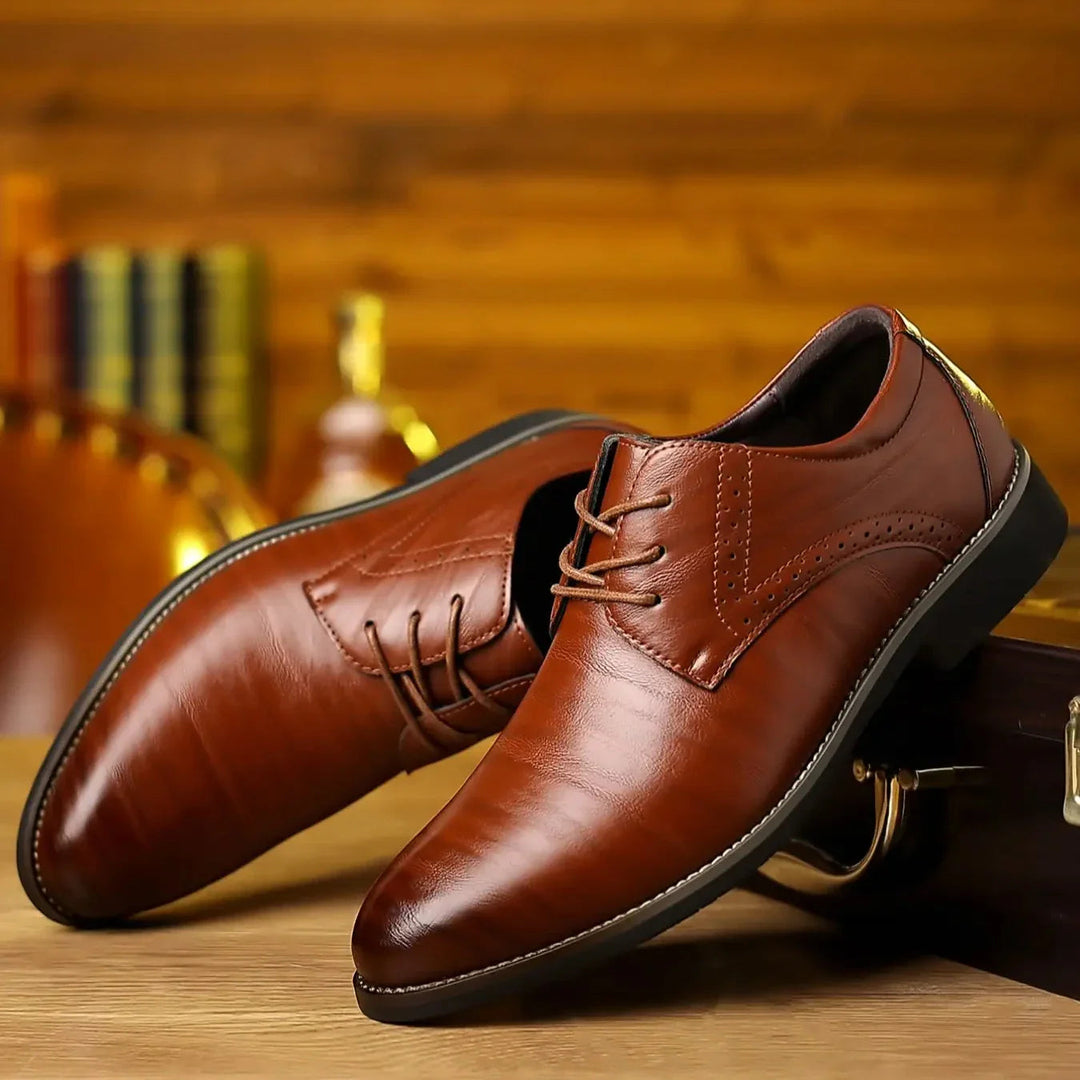 Herenschoenen met gesloten vering, oxford-zakelijke schoenen met brogue-perforatiedetail