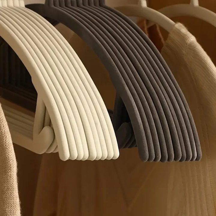 Slanke antislipkledinghangers, ruimtebesparende kastopberging