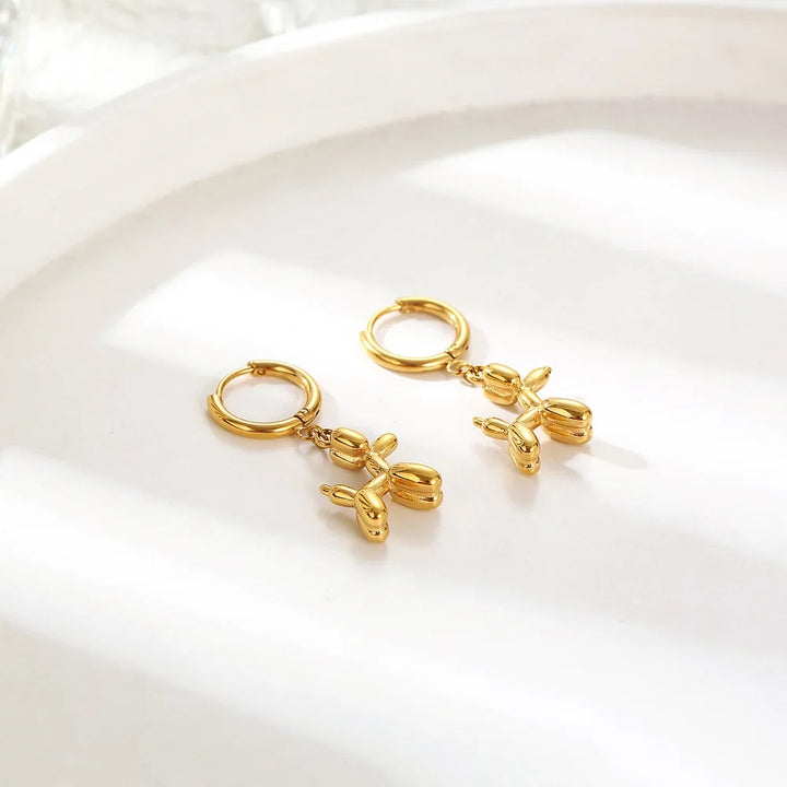 Gouden Huggie Oorbellen met Mini Ballon Hond Charm