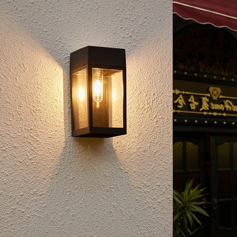 Energiebesparende wandlamp voor het hek