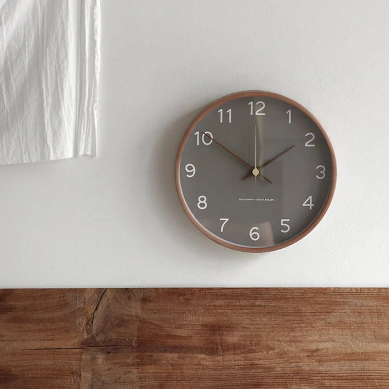 Wandklok in Scandinavische stijl, eenvoudig rond tijdmeter voor thuis
