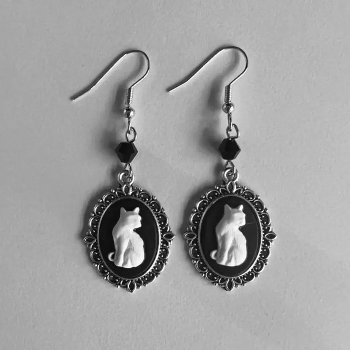 Vintage Witte Kat Oorbellen – Zilveren Frame Sieraden voor Vrouwen