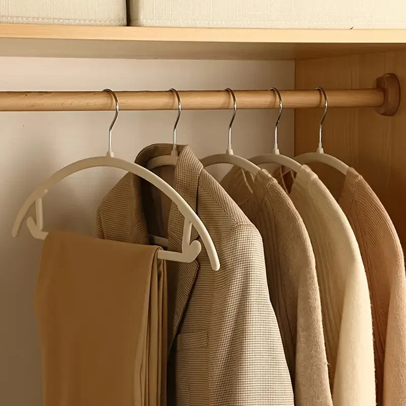 Slanke antislipkledinghangers, ruimtebesparende kastopberging