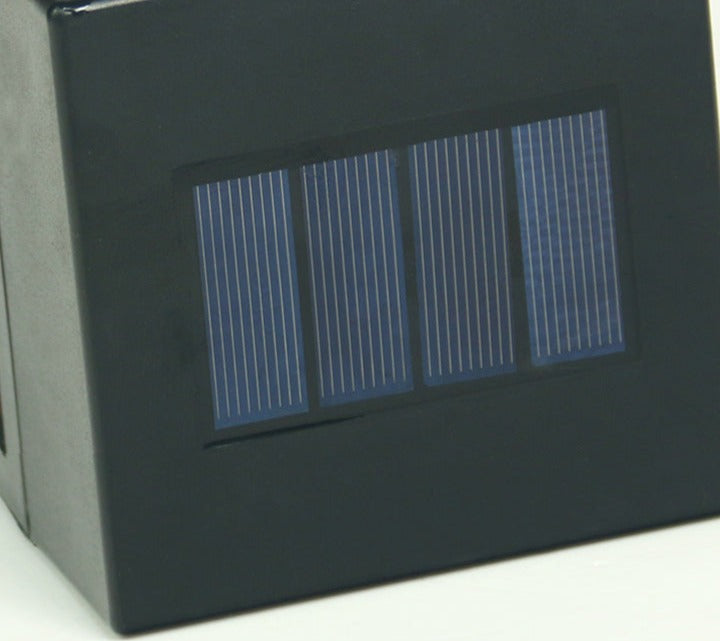 Energiebesparende wandlamp voor het hek