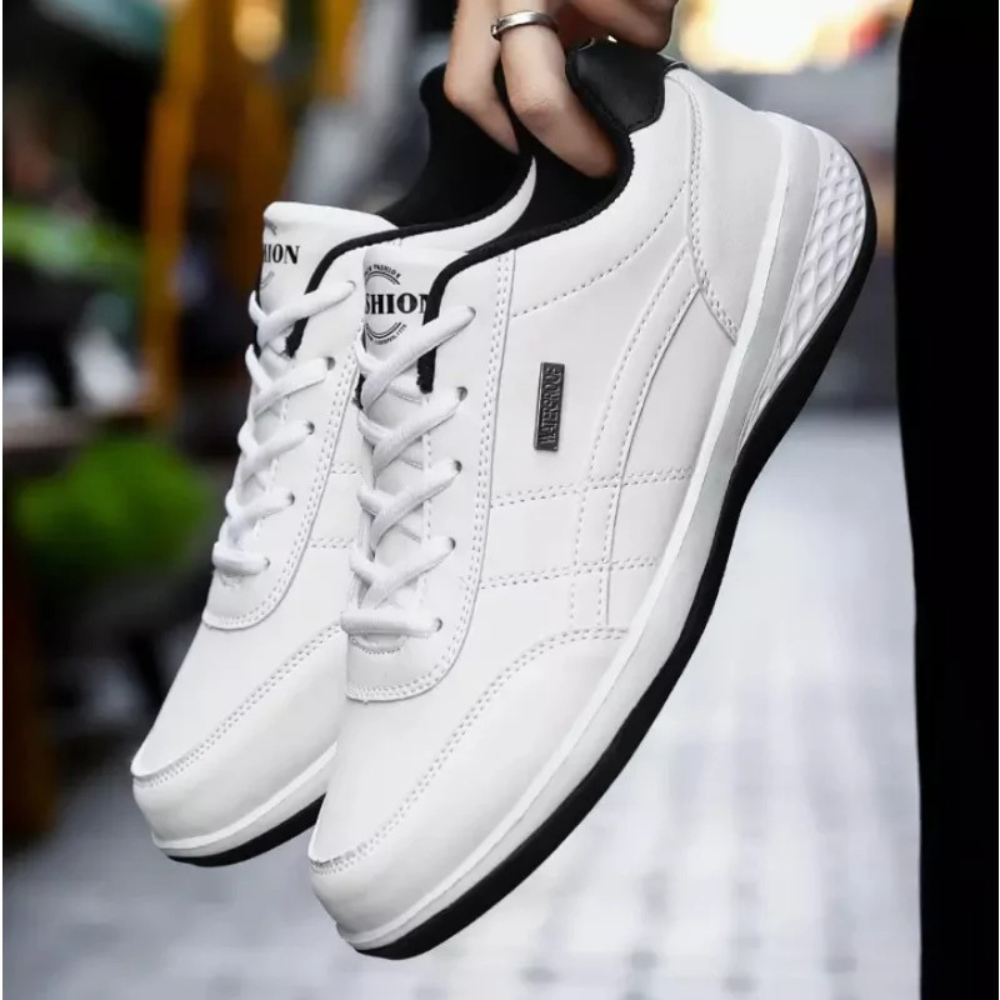 Elegante leren herensneakers met veterssluiting aan de voorkant en zijpaneel