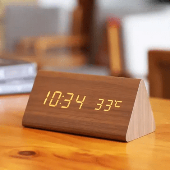 Elegante LED-houten klok met spraakbesturing