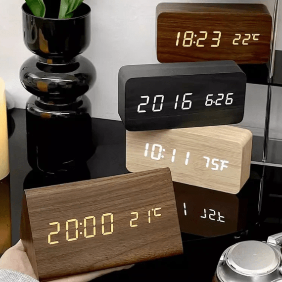 Elegante LED-houten klok met spraakbesturing