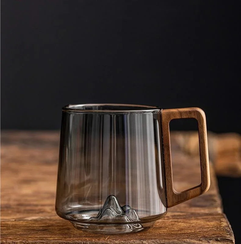 Moderne mok met houten handvat minimalistisch drinkgerei voor in huis