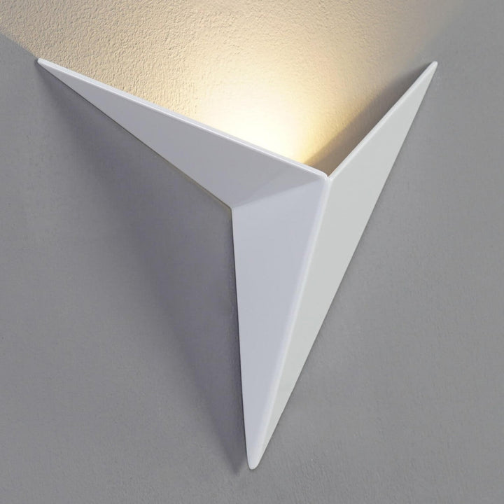 Luxe wandlampen met strak driehoekig ontwerp