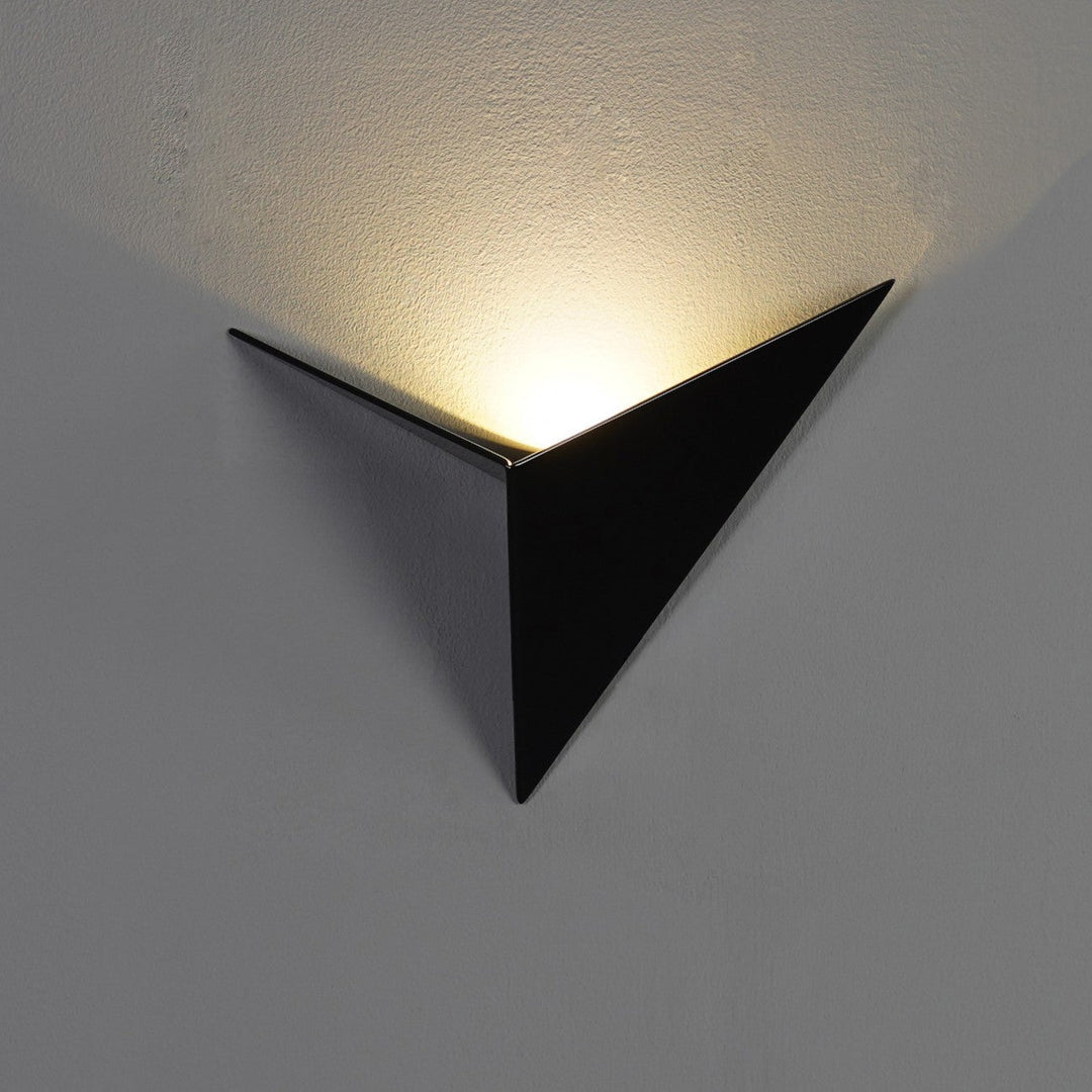 Luxe wandlampen met strak driehoekig ontwerp