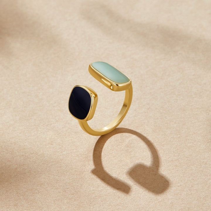 Elegante zilveren wikkelring met subtiele schaduwdetails