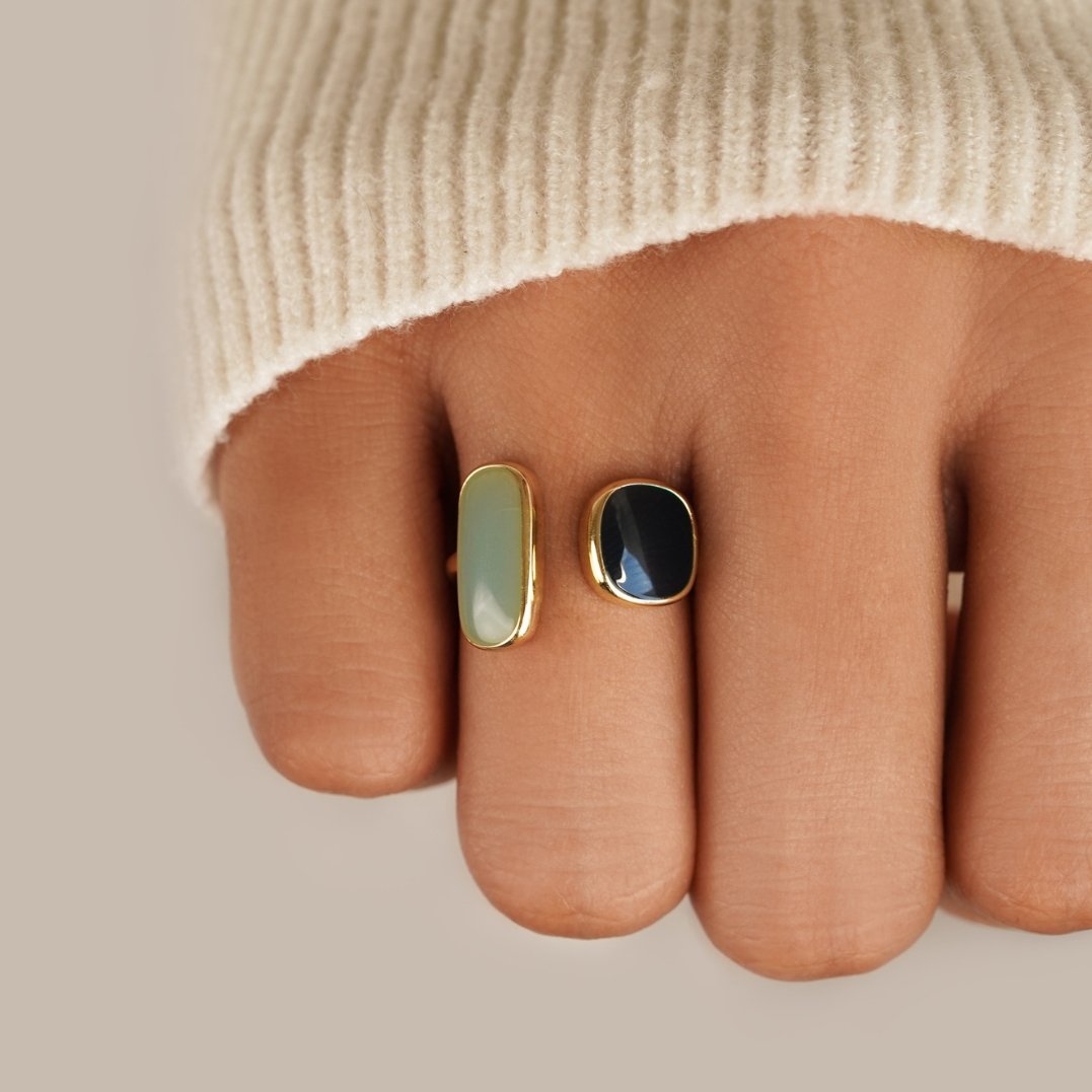 Elegante zilveren wikkelring met subtiele schaduwdetails