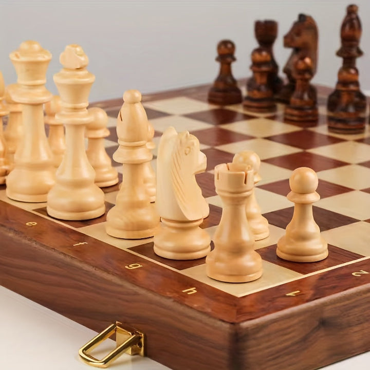 Schaakspel in houtlook klassiek strategiebord met gedetailleerde stukken