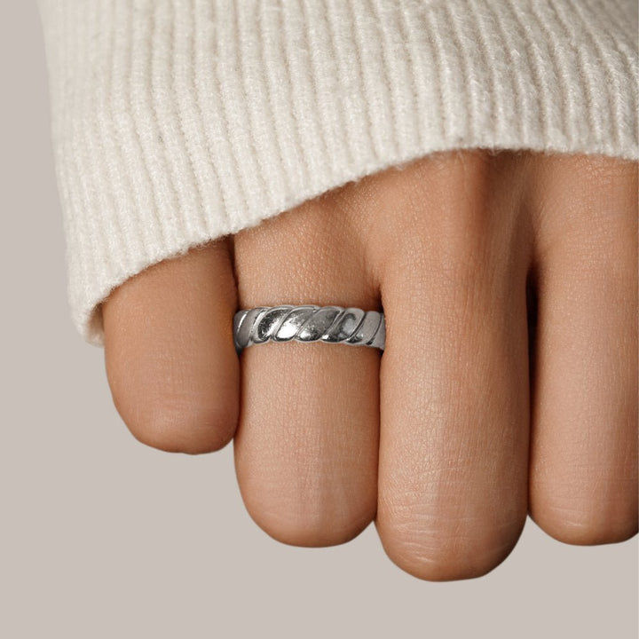 Verfijnde zilveren ring met een gedraaide oneindigheid