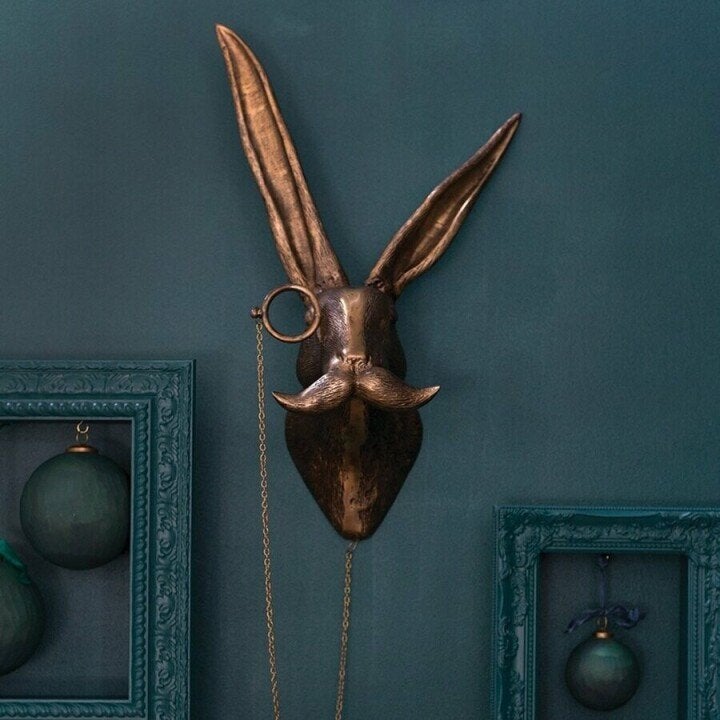 Decoratief hertenkopbeeld rustiek getextureerd gewei als wandstuk