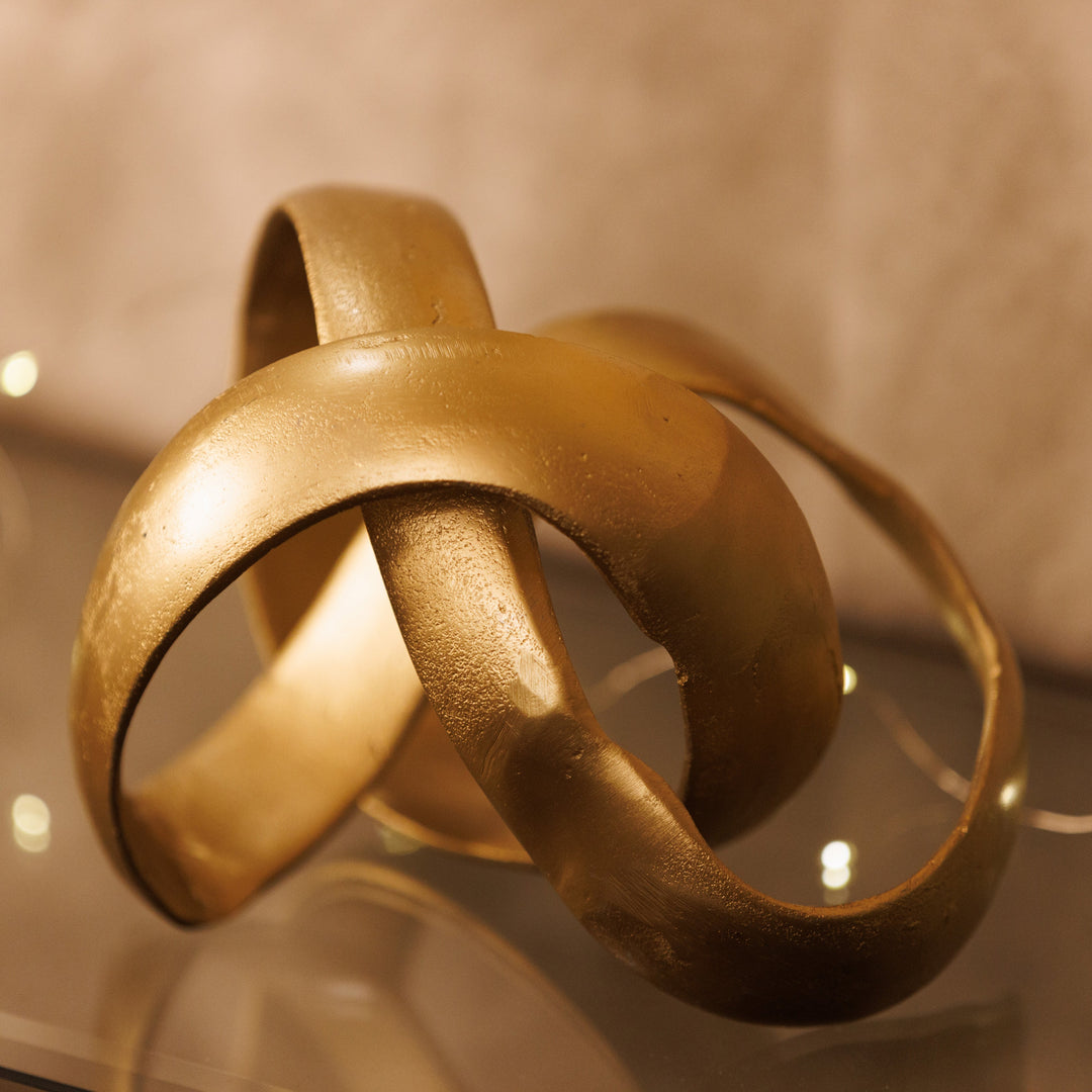 GoldenKnot - Elegante Gouden Knoop Sierstuk voor Modern Interieur