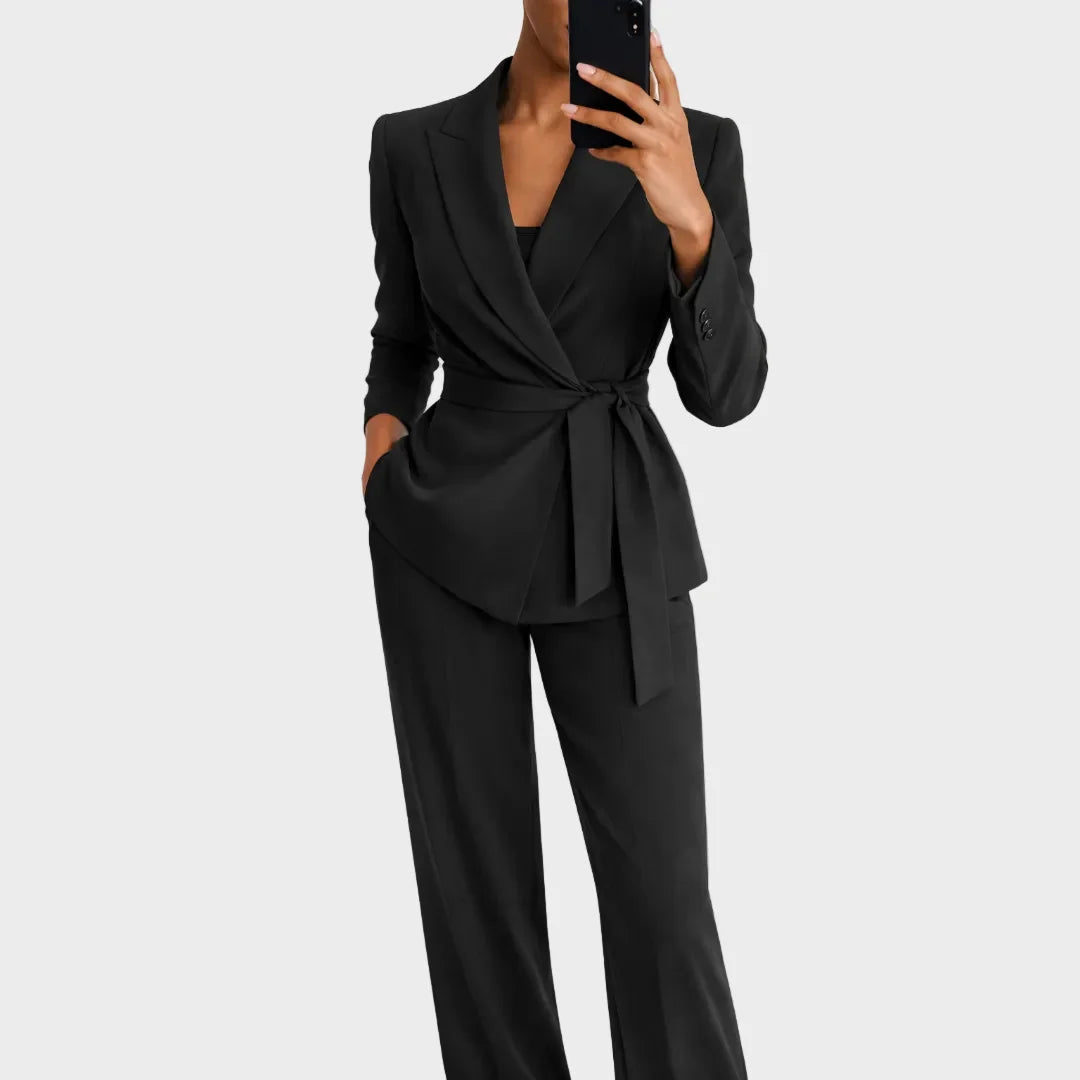 Dames blazer- en broekset met overslag voor en strikceintuur