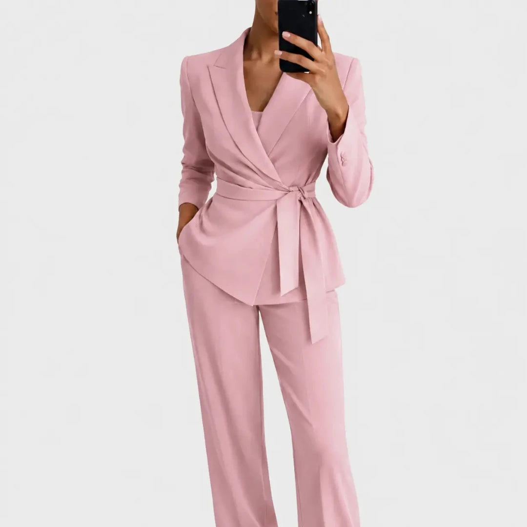 Dames blazer- en broekset met overslag voor en strikceintuur