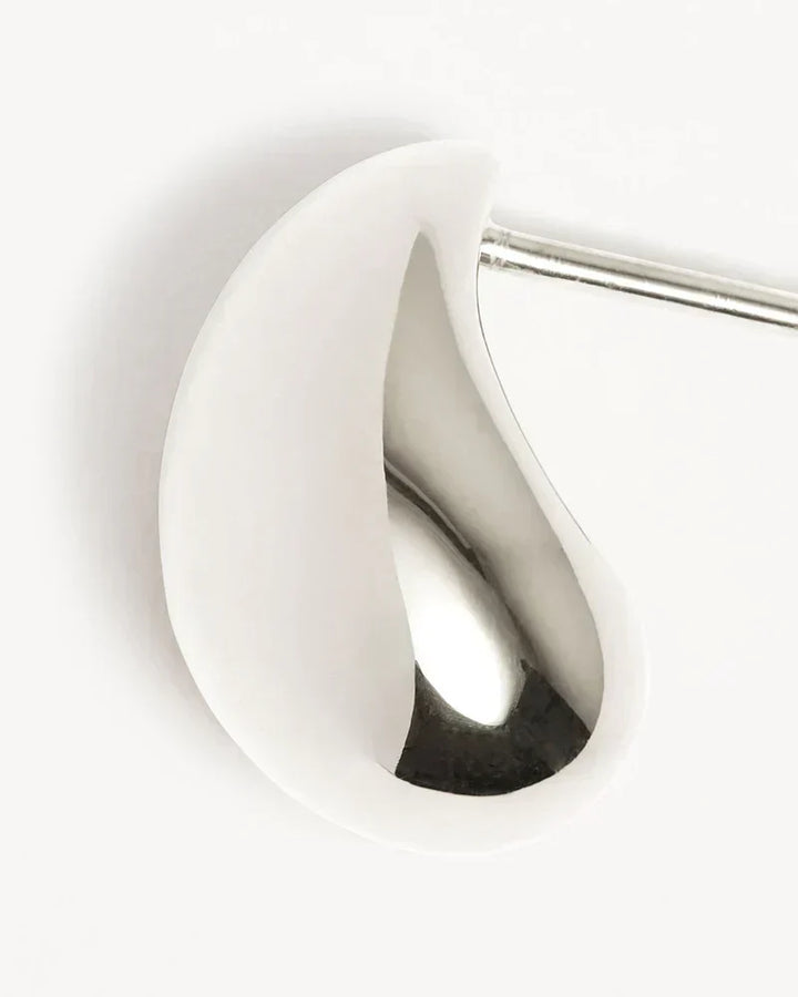 Elegante oorbellen van wit goud met subtiele hangende elementen