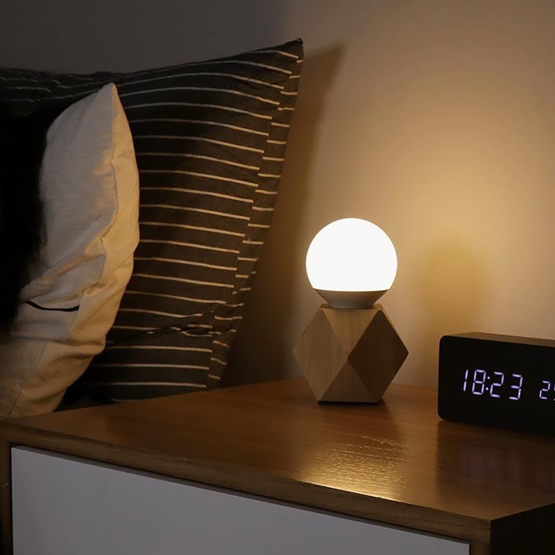 ScandiGlow – Scandinavische Tafellamp met Houten Basis, Touch & USB-Aansluiting