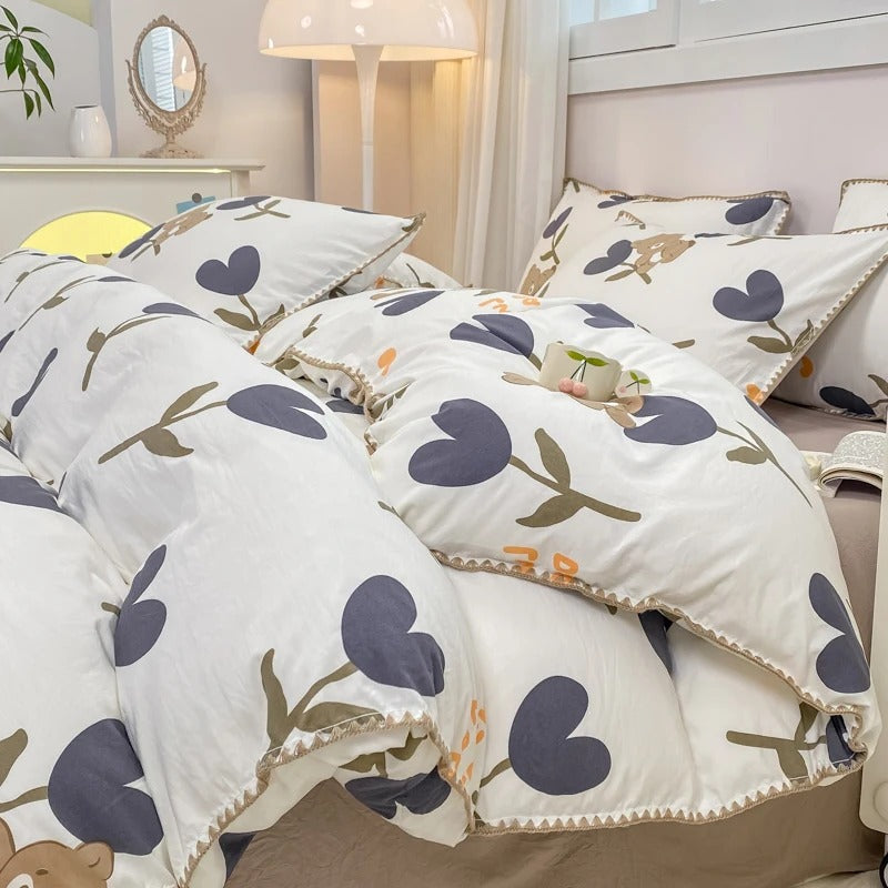 Dekbedovertrekset met bloemenprint, patroon met bloesem en bessen