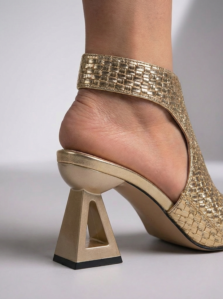Elegante, gevlochten sandalen met open neus en gesculpteerde hak.