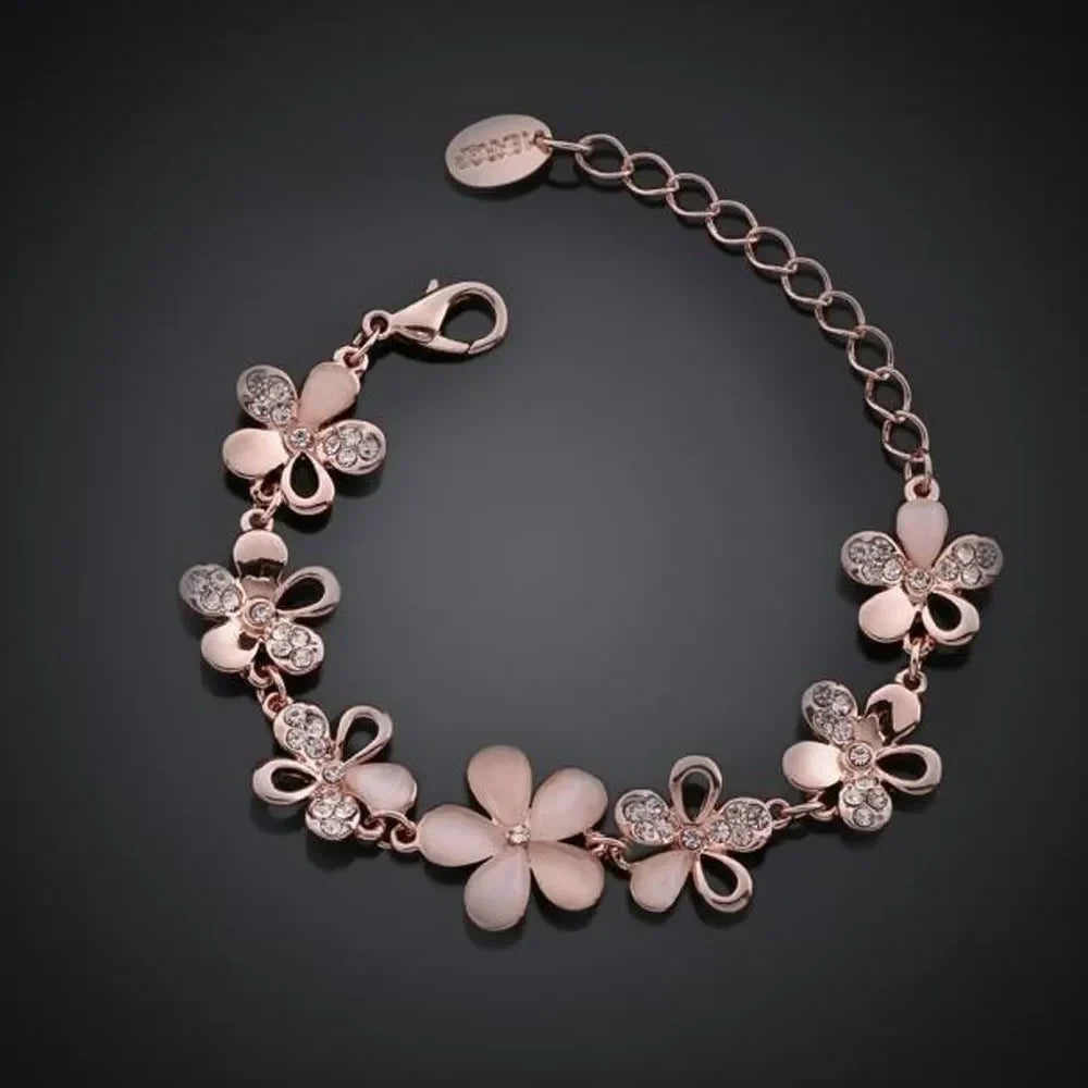 Elegante rozenbloem armband van roségoud.