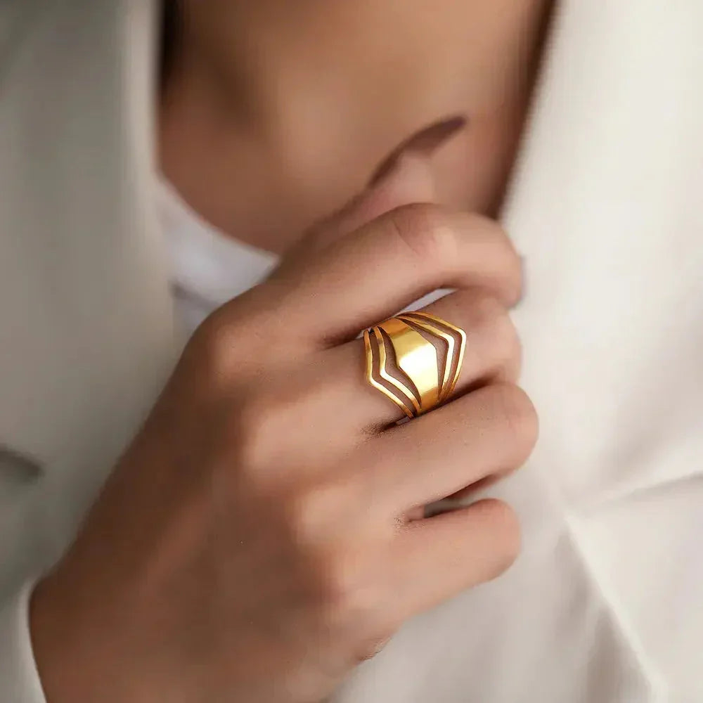 Verfijnde gouden ring met subtiele uitstraling