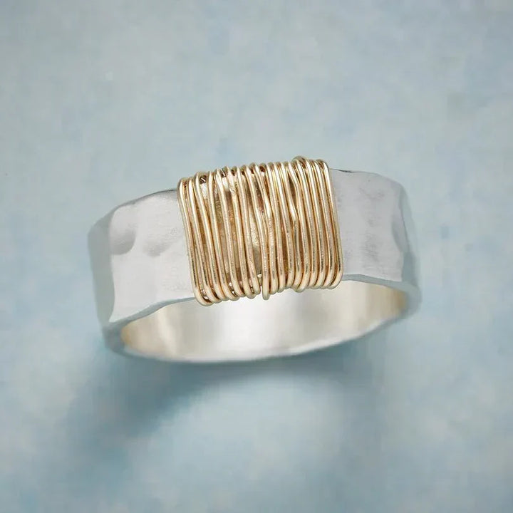 Elegante gouden ring met verfijnde draadstructuur
