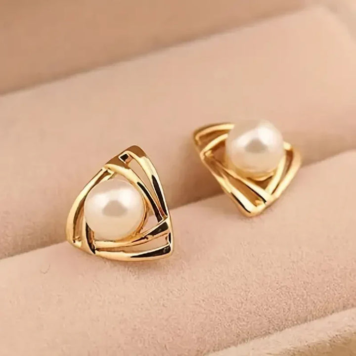 Elegante gouden oorbellen met verfijnde parel